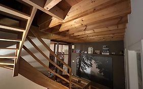 Les Deux Chambres Au Dessus De La Colline